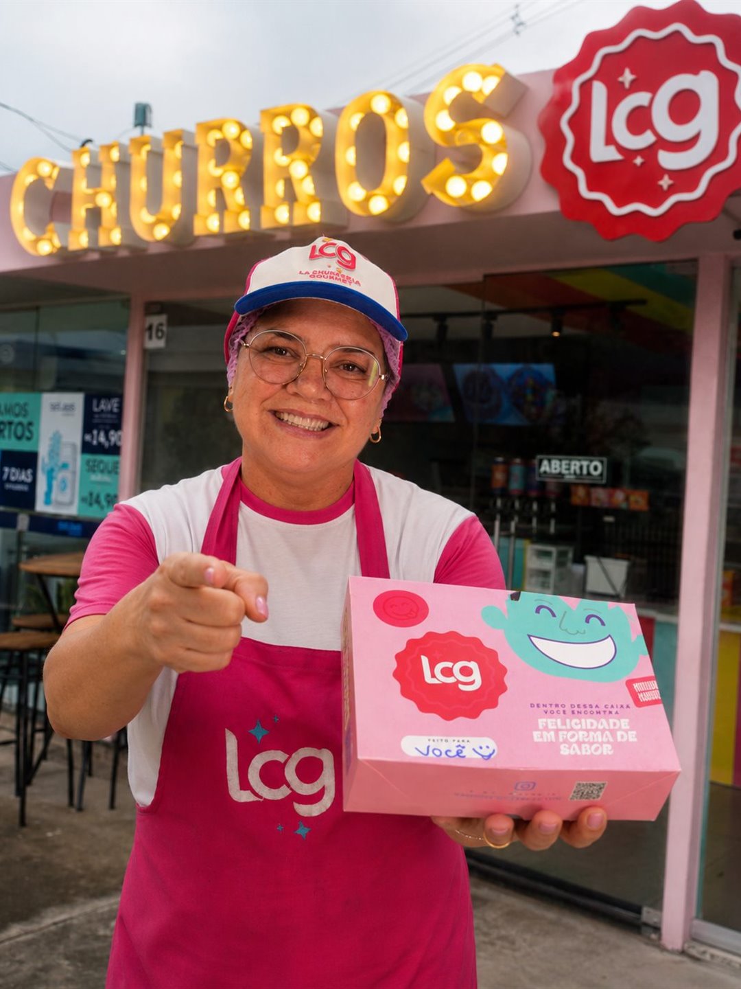 Funcionária da La Churreria Gourmet apresentando produto
